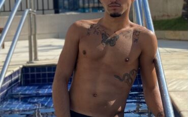 Passivo tatuado, procurando por diversão.