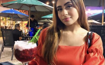 Vendo conteúdo faço vídeo chamada sou novinha gostosa chama no WhatsApp pra mais informações